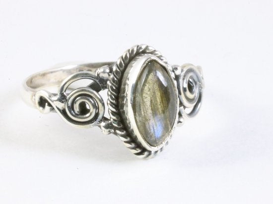 Fijne bewerkte zilveren ring met labradoriet afbeelding 1