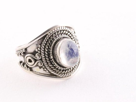 Bewerkte zilveren ring met regenboog maansteen afbeelding 1