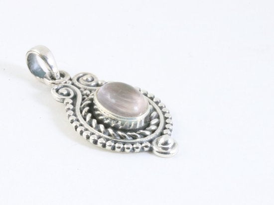 Fijne bewerkte zilveren hanger met rozenkwarts aan vossenstaart ketting afbeelding 2