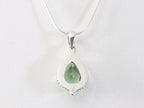 Bewerkte druppelvormige zilveren hanger met groene amethist aan ketting afbeelding 3