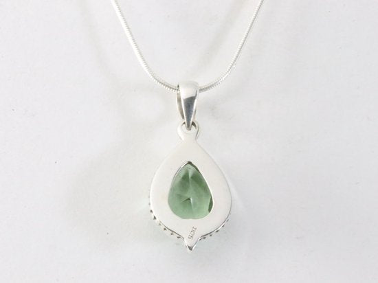 Bewerkte druppelvormige zilveren hanger met groene amethist aan ketting afbeelding 3