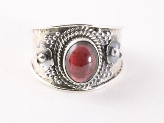 Bewerkte zilveren ring met granaat afbeelding 4