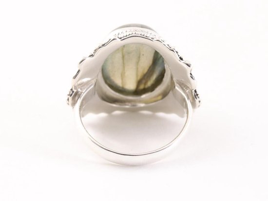 Bewerkte zilveren ring met labradoriet afbeelding 3