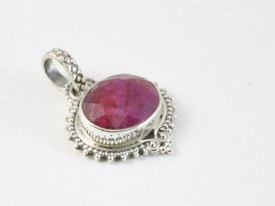 Fijne bewerkte zilveren hanger met robijn aan ketting afbeelding 2