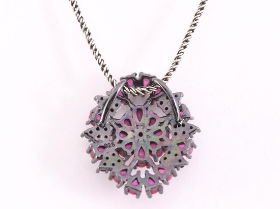 Opengewerkte zilveren hanger met robijn en spinel aan ketting afbeelding 3
