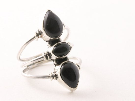 Opengewerkte zilveren ring met 3 onyx stenen afbeelding 1