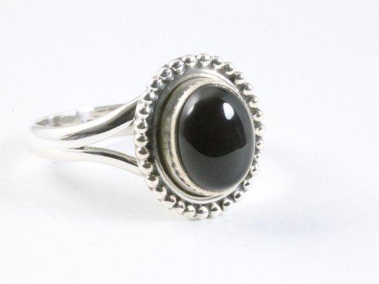 Bewerkte zilveren ring met onyx afbeelding 1
