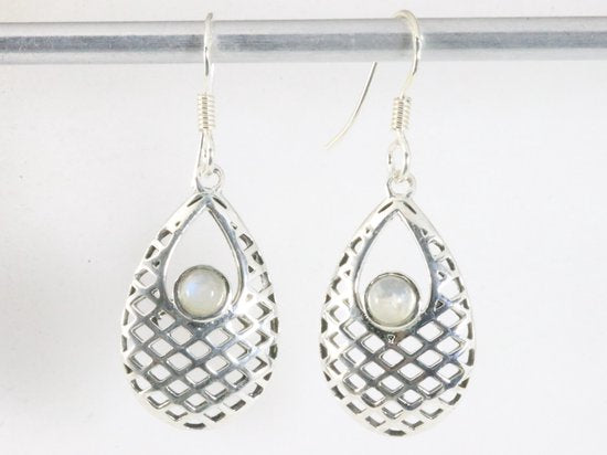 Opengewerkte zilveren oorbellen met regenboog maansteen afbeelding 3