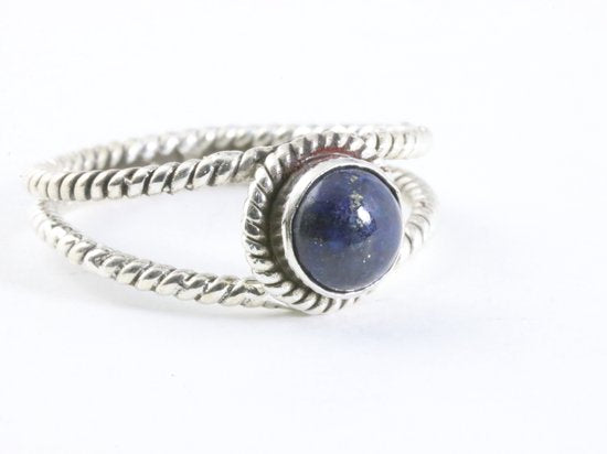 Opengewerkte zilveren ring met lapis lazuli afbeelding 1