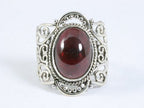 Opengewerkte zilveren ring met granaat afbeelding 4