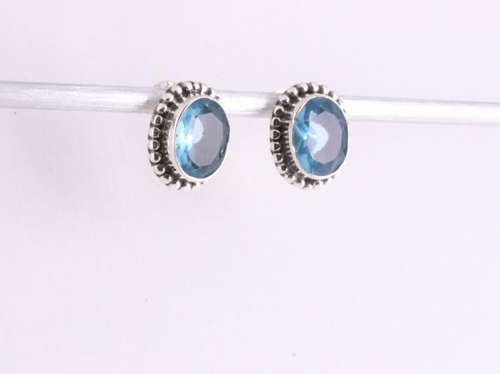Bewerkte zilveren oorstekers met blauwe topaas afbeelding 2