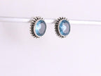 Bewerkte zilveren oorstekers met blauwe topaas afbeelding 2