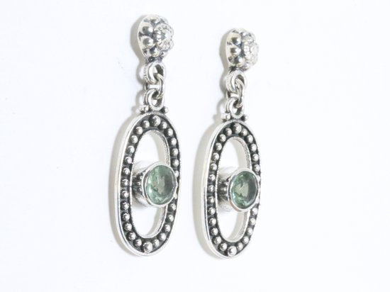 Fijne opengewerkte zilveren oorstekers met groene amethist afbeelding 2
