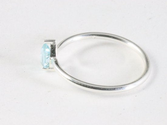 Fijne hoogglans zilveren ring met blauwe topaas afbeelding 2