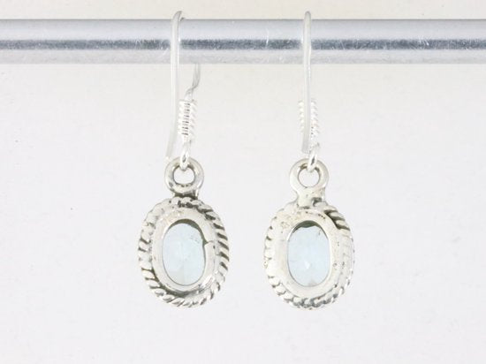 Fijne bewerkte zilveren oorbellen met blauwe topaas afbeelding 2