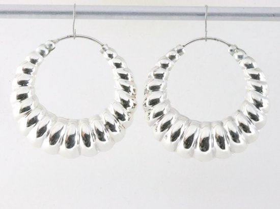 Zilveren oorringen met ribbels afbeelding 4