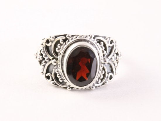 Bewerkte zilveren ring met granaat afbeelding 4