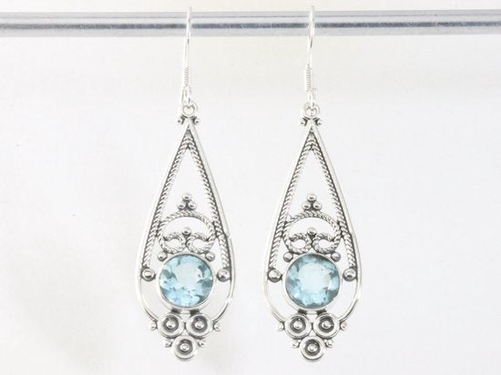 Lange opengewerkte zilveren oorbellen met blauwe topaas afbeelding 3