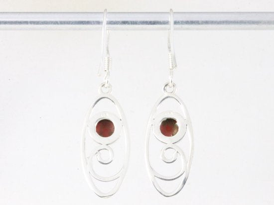 Opengewerkte zilveren oorbellen met rode koraal steen afbeelding 2