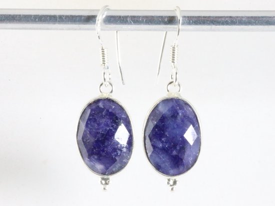 Fijne zilveren oorbellen met blauwe saffier afbeelding 3