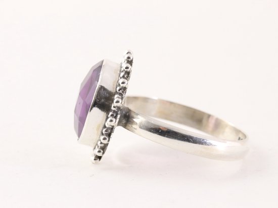 Ronde bewerkte zilveren ring met amethist afbeelding 2