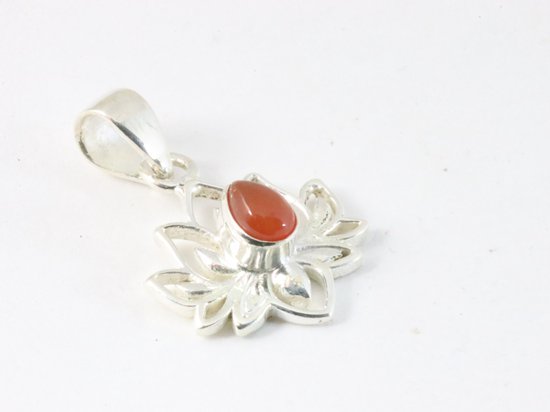 Fijne zilveren lotus hanger met carneool aan ketting afbeelding 2