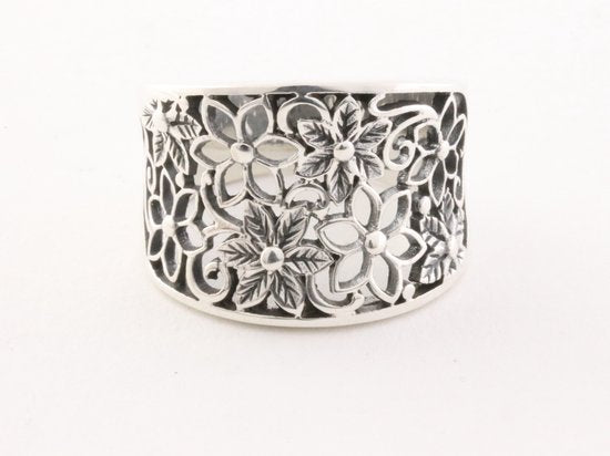 Opengewerkte zilveren ring met bloemenmotief afbeelding 4