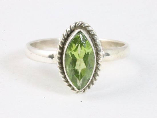 Fijne bewerkte zilveren ring met peridoot afbeelding 4