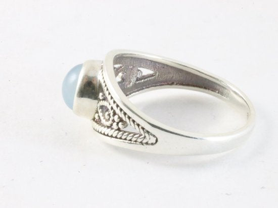 Opengewerkte zilveren ring met aqua chalcedoon afbeelding 2