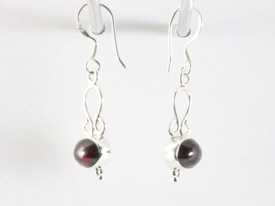 Fijne opengewerkte zilveren oorbellen met granaat afbeelding 2