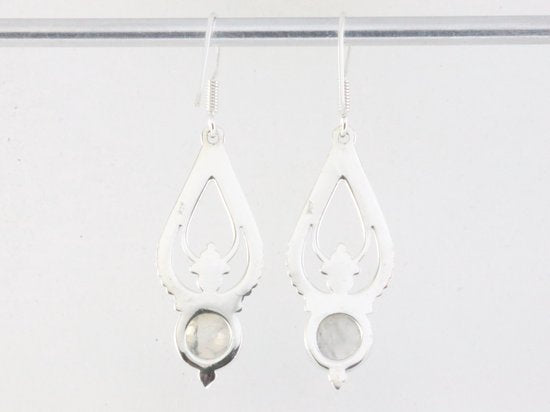 Lange opengewerkte zilveren oorbellen met regenboog maansteen afbeelding 3