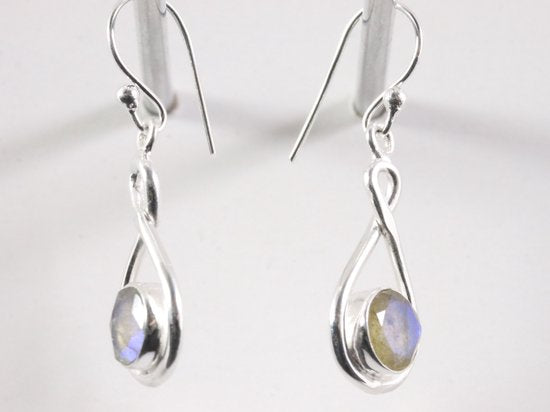 Opengewerkte zilveren oorbellen met labradoriet afbeelding 2