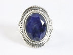 Bewerkte zilveren ring met blauwe saffier afbeelding 4
