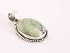 Bewerkte ovale zilveren hanger met groene Zwitserse opaal afbeelding 2
