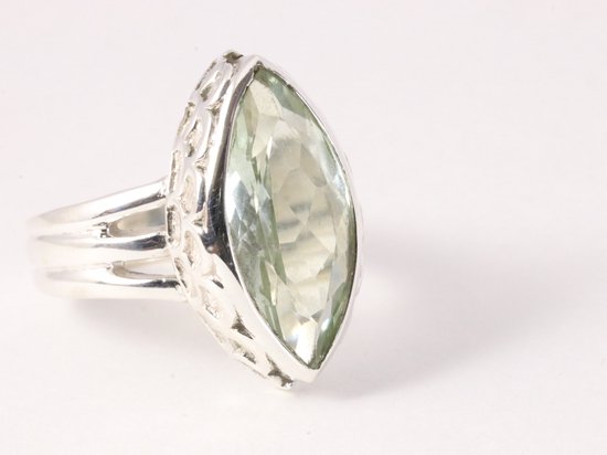 Bewerkte zilveren ring met groene amethist afbeelding 1