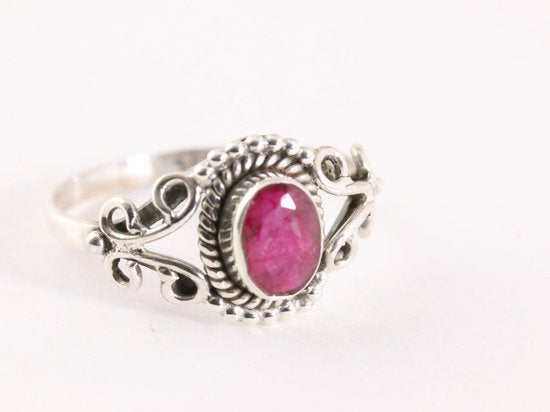 Fijne bewerkte zilveren ring met robijn afbeelding 1