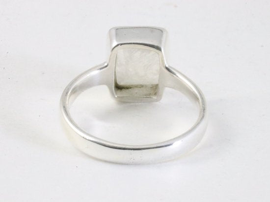 Hoogglans zilveren ring met regenboog maansteen afbeelding 3