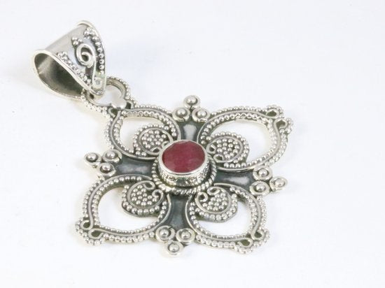 Traditionele bewerkte zilveren hanger met robijn afbeelding 2