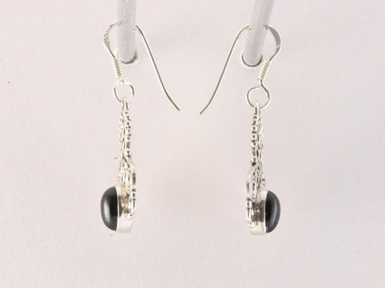 Fijne opengewerkte zilveren oorbellen met onyx afbeelding 2