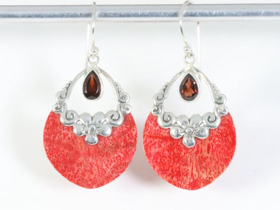 Traditionele bewerkte zilveren oorbellen met rode koraal steen en granaat afbeelding 3