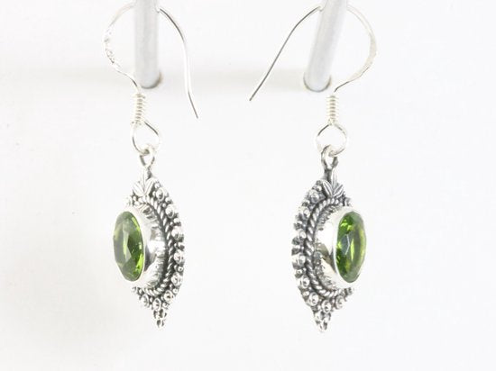Fijne bewerkte zilveren oorbellen met peridoot afbeelding 2