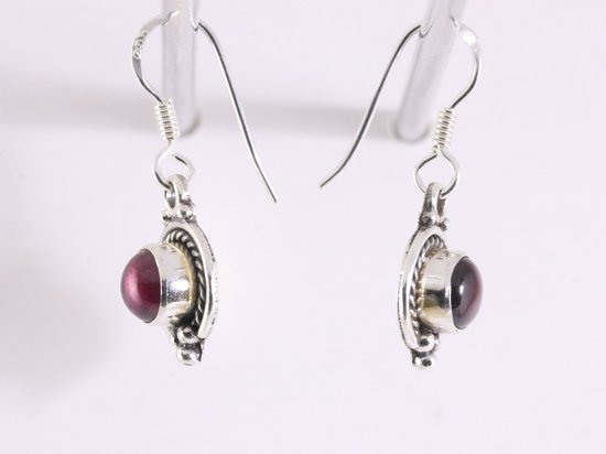 Fijne bewerkte zilveren oorbellen met granaat afbeelding 2