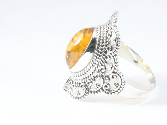 Bewerkte zilveren ring met amber afbeelding 2