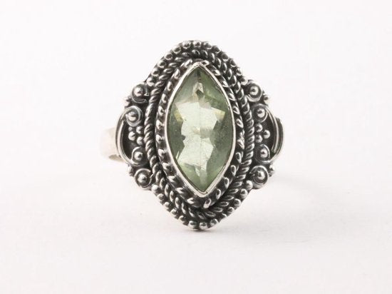 Bewerkte zilveren ring met groene amethist afbeelding 4