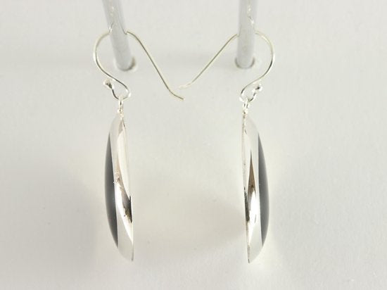 Grote druppelvormige zilveren oorbellen met onyx afbeelding 2