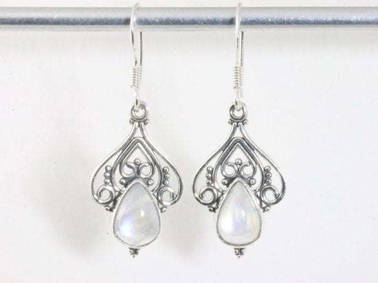 Opengewerkte zilveren oorbellen met regenboog maansteen afbeelding 4