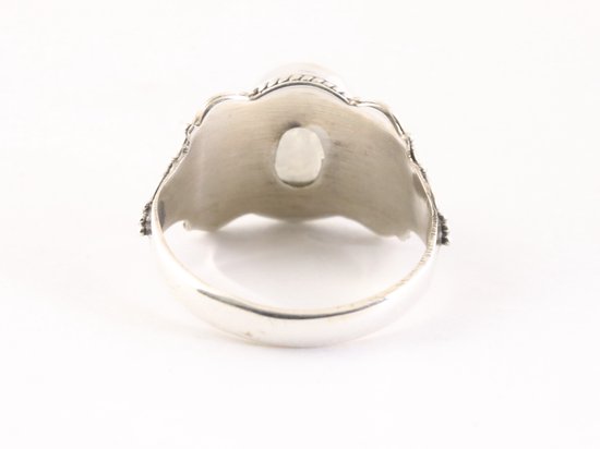 Bewerkte zilveren ring met regenboog maansteen afbeelding 3