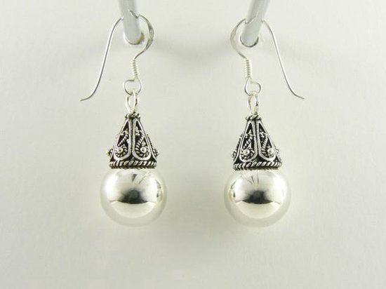 Fijn bewerkte zilveren oorbellen met bolletjes afbeelding 3