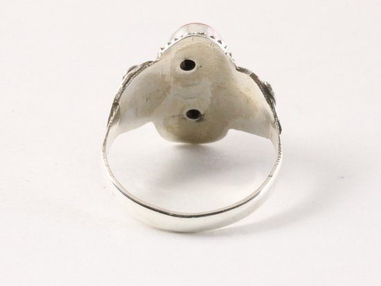 Fijne bewerkte zilveren ring met rode koraal steen afbeelding 3