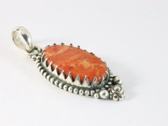 Bewerkte zilveren hanger met rode Mohave turkoois aan ketting afbeelding 2